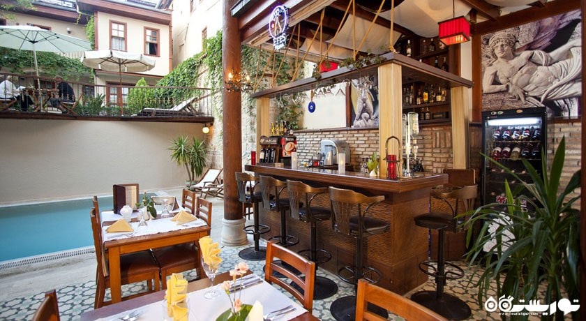 رستوران فضای باز  کنار استخر 